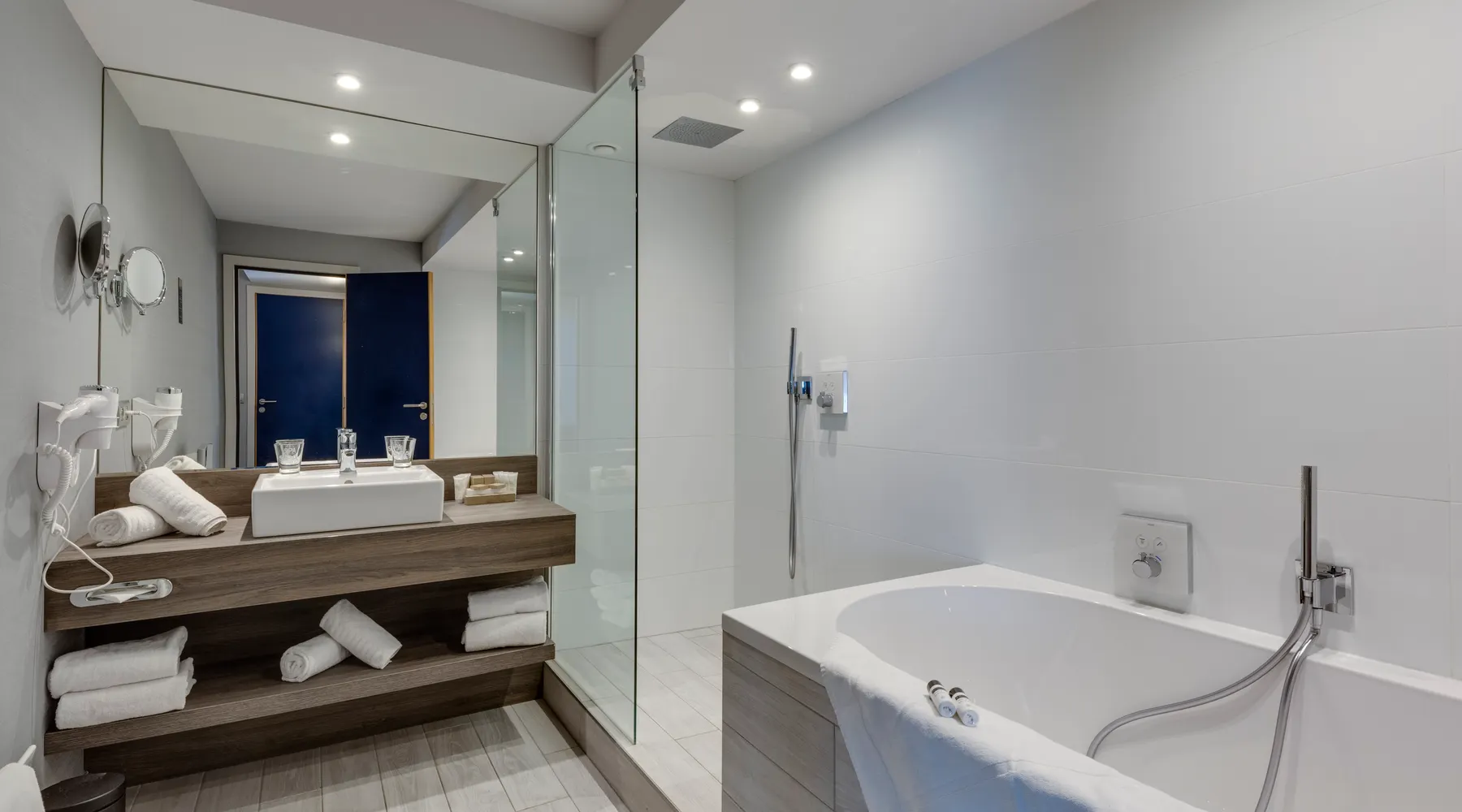 Bain moussant et douche dans la salle de bain d’un appartement de l’hôtel à Liège