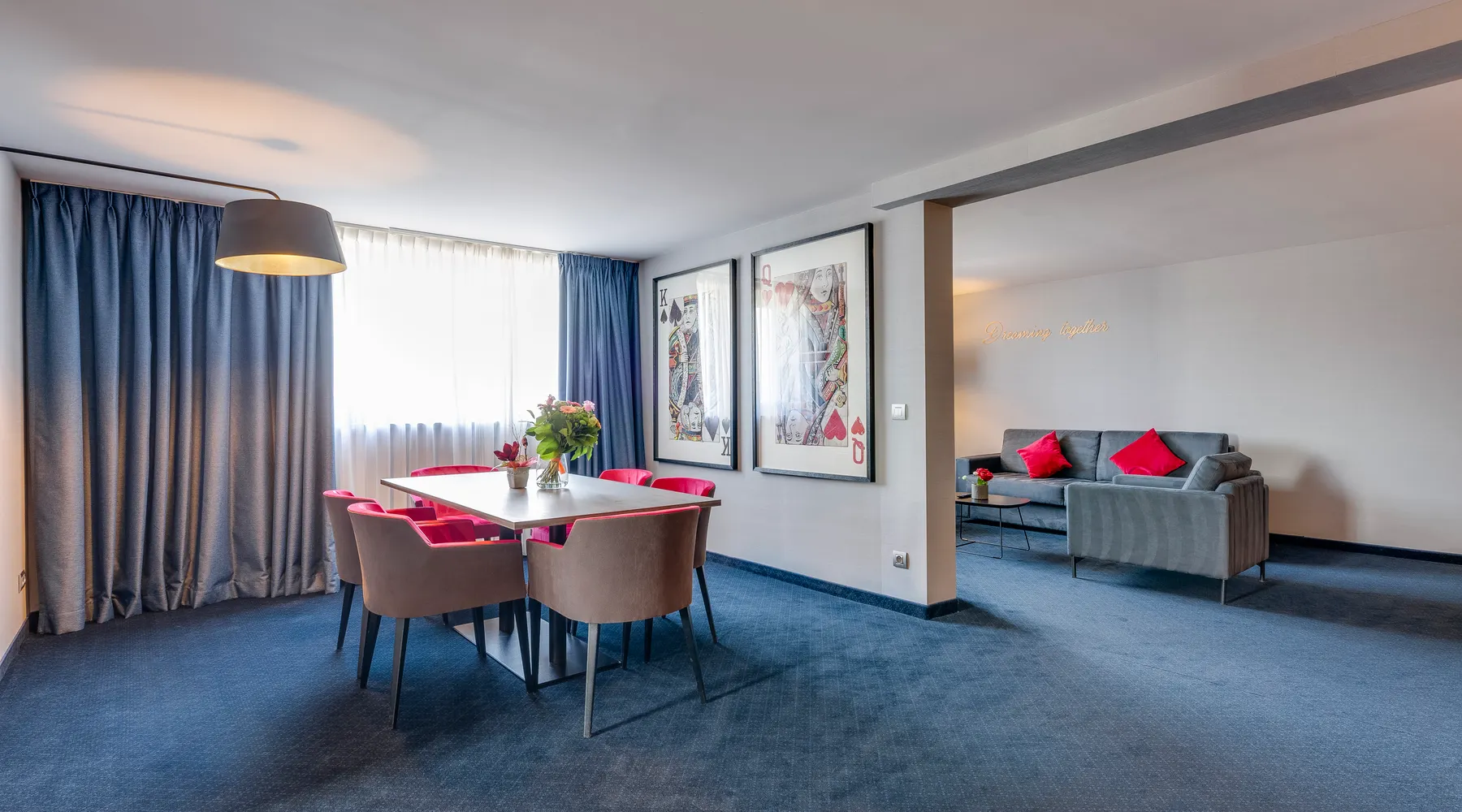 Salle à manger élégante avec salon dans un appartement hôtelier à Liège