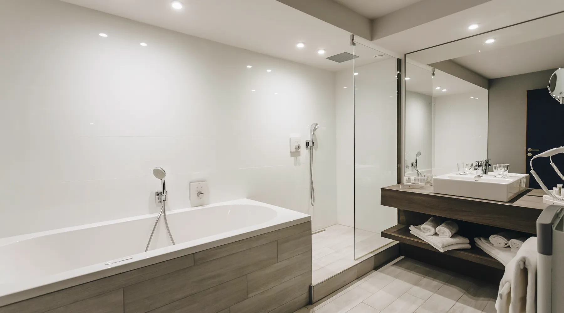 Salle de bain moderne avec bain moussant dans un appartement d’hôtel à Liège