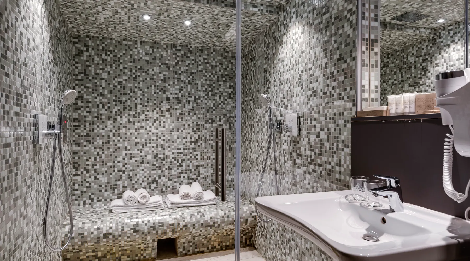 salle de bain avec douche double et hammam privé à Liège
