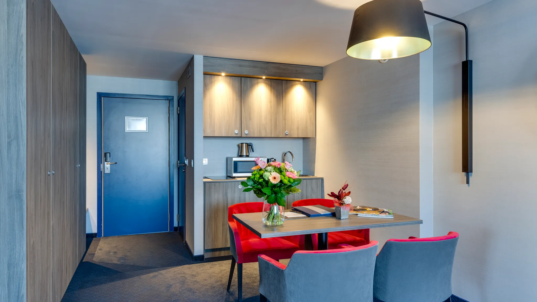 salon élégant de la suite nuptiale avec jacuzzi privé à l’hôtel Van der Valk Liège Congrès