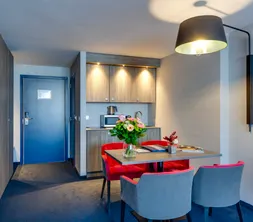 salon élégant de la suite nuptiale avec jacuzzi privé à l’hôtel Van der Valk Liège Congrès