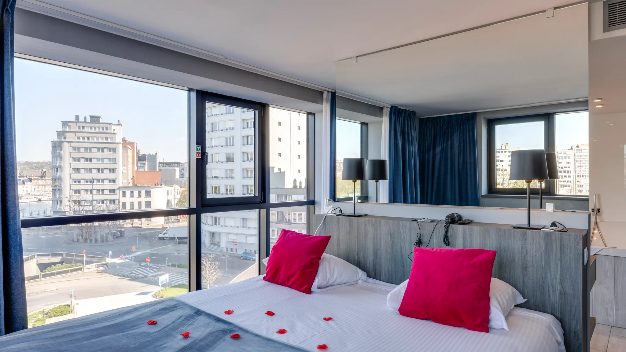 chambre romantique avec lit king size dans la Suite Nuptiale de l’hôtel Van der Valk Liège Congrès