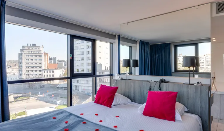 chambre romantique avec lit king size dans la Suite Nuptiale de l’hôtel Van der Valk Liège Congrès