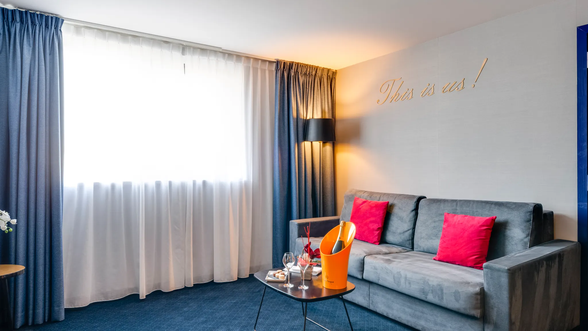 salon romantique de la suite nuptiale avec jacuzzi à Liège