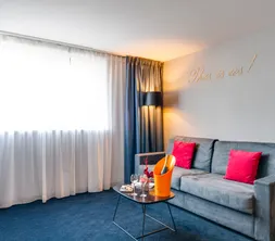 salon romantique de la suite nuptiale avec jacuzzi à Liège