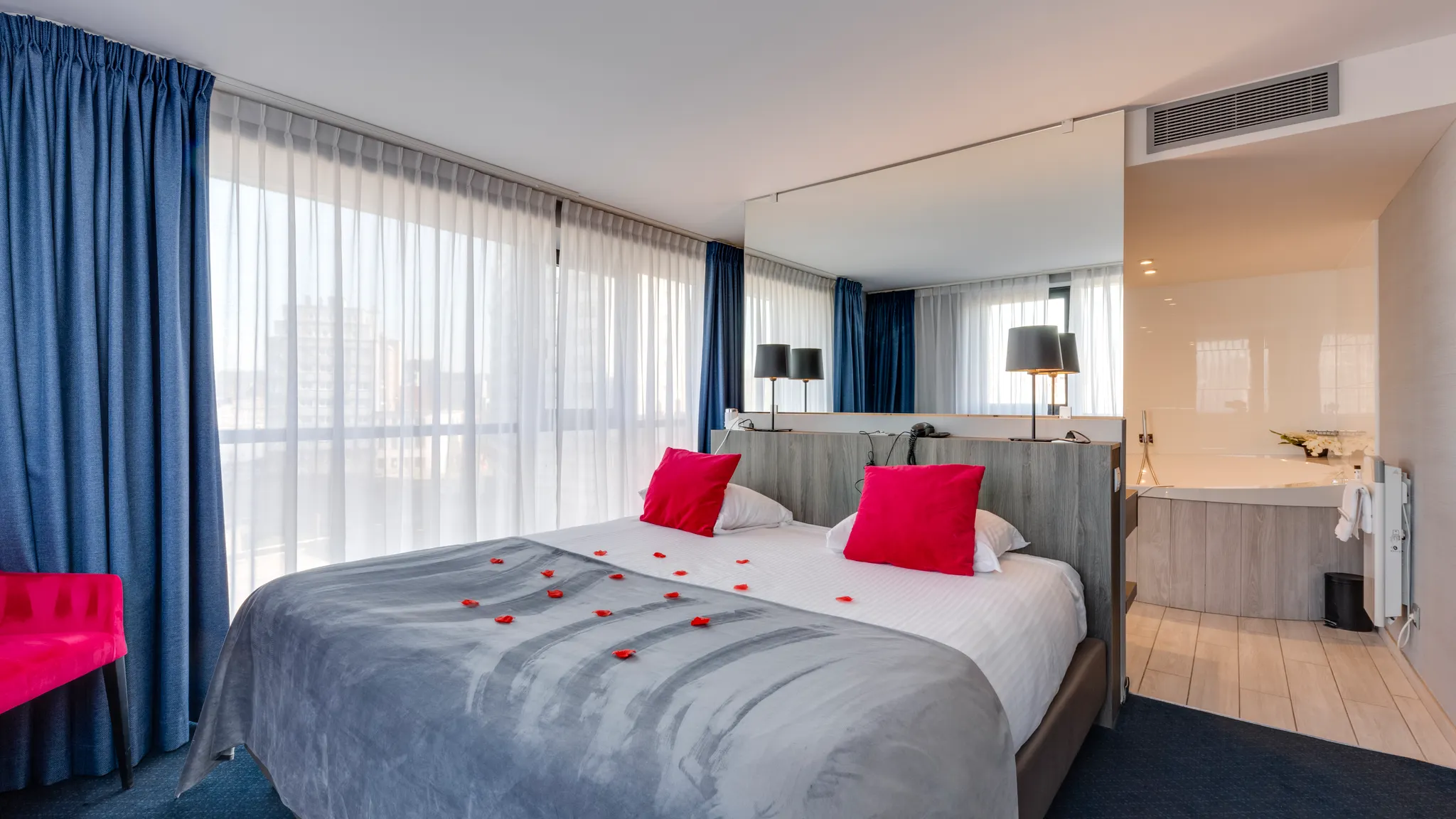 suite nuptiale élégante avec bain à remous dans un hôtel 4 étoiles à Liège