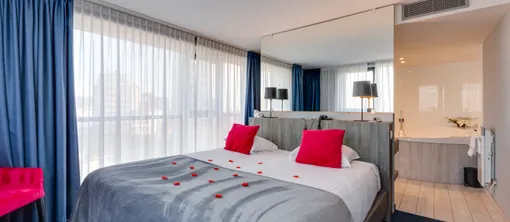 suite nuptiale élégante avec bain à remous dans un hôtel 4 étoiles à Liège