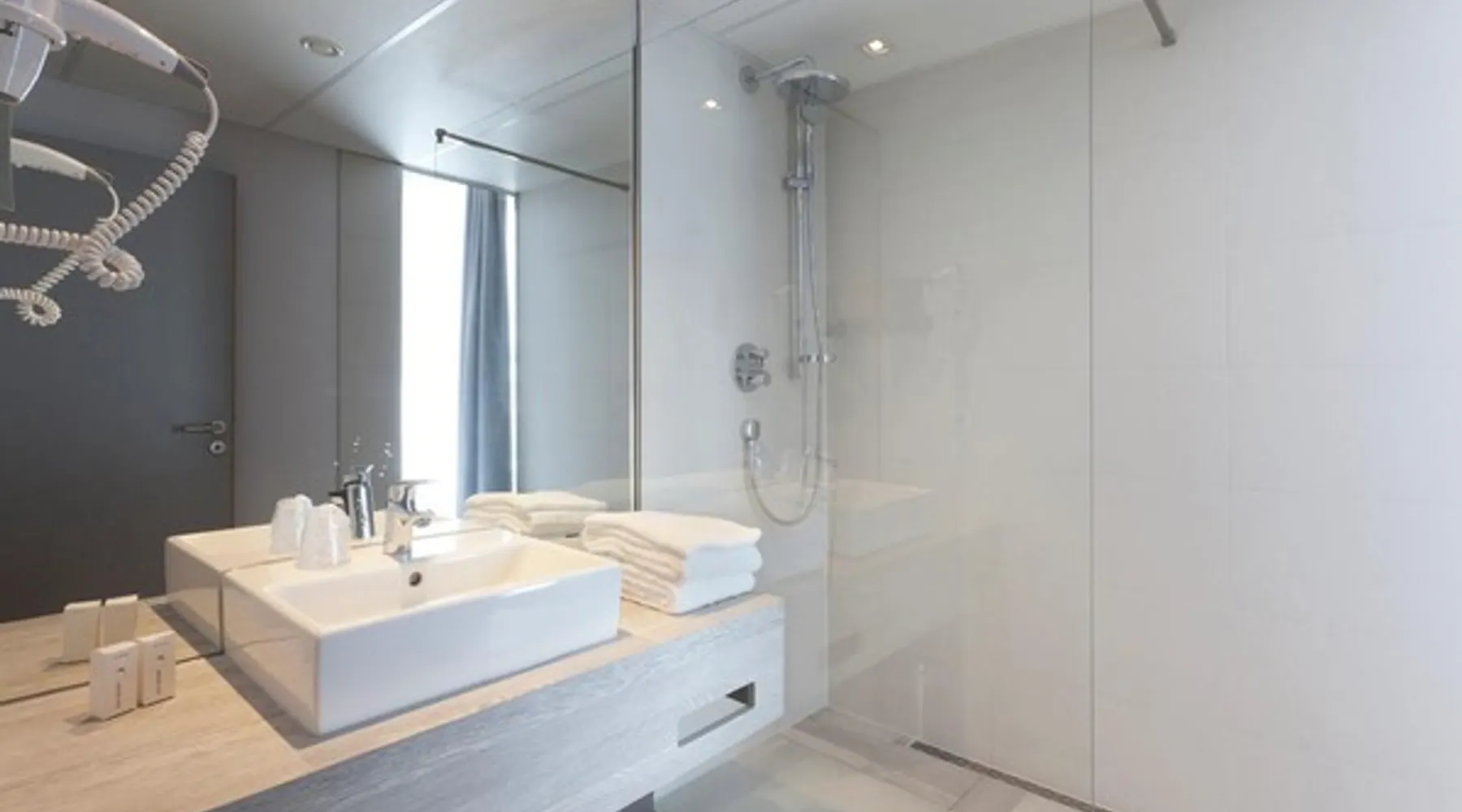 Salle de bain moderne avec douche dans la chambre standard avec vue