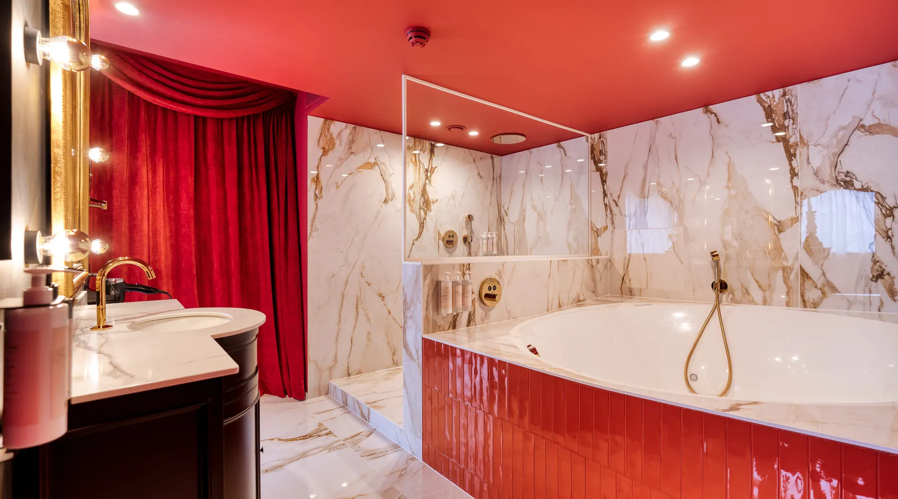 Suite cabaret rouge