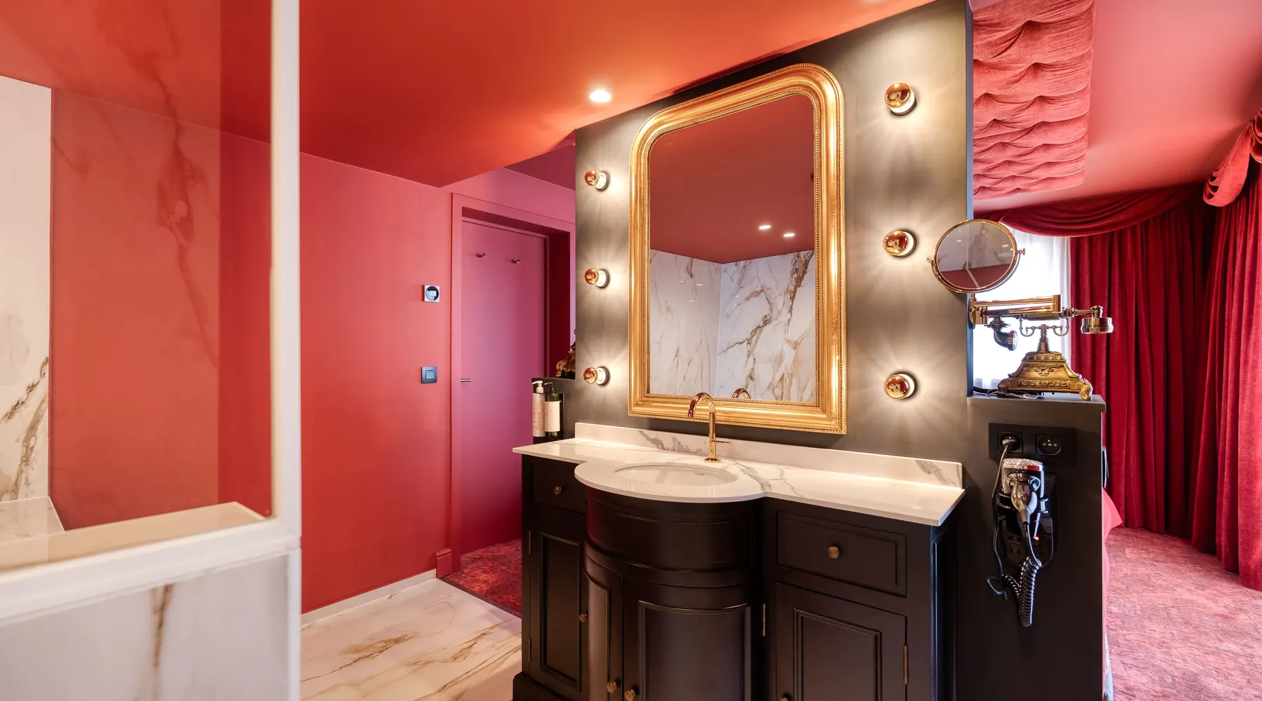 Suite cabaret rouge