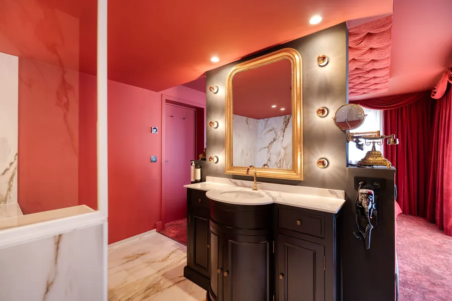Suite cabaret rouge