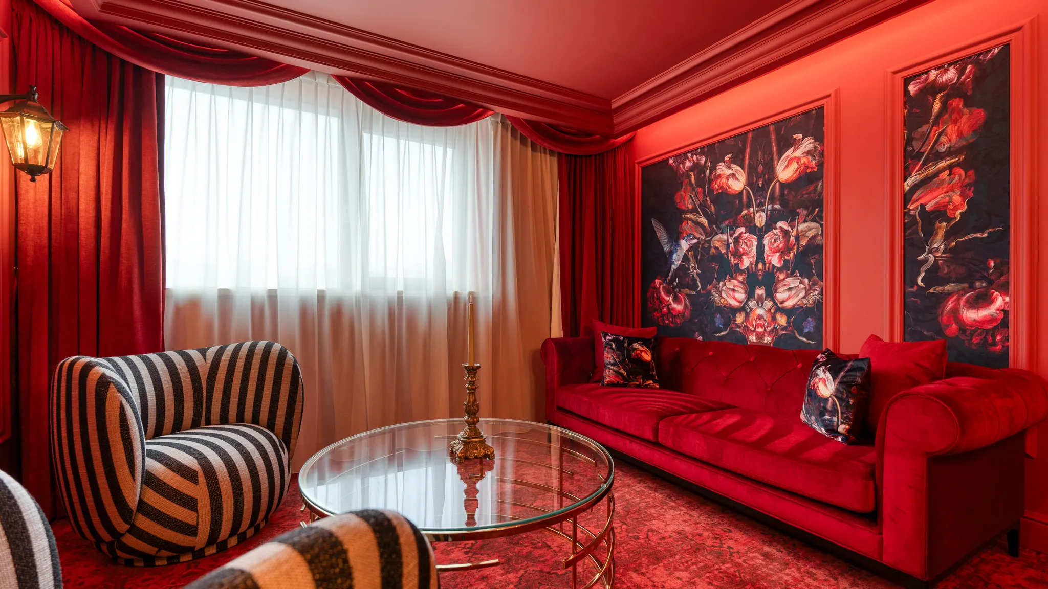 Suite cabaret rouge