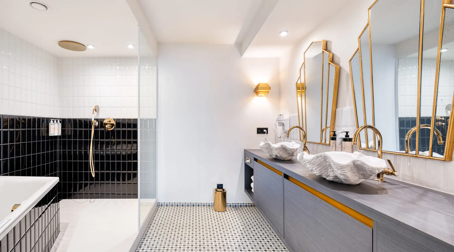 Salle de bain avec bain à bulles dans la Suite Gatsby à Liège