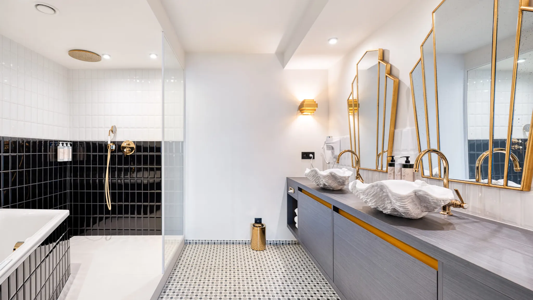 Salle de bain avec bain à bulles dans la Suite Gatsby à Liège