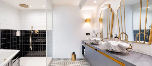Salle de bain avec bain à bulles dans la Suite Gatsby à Liège