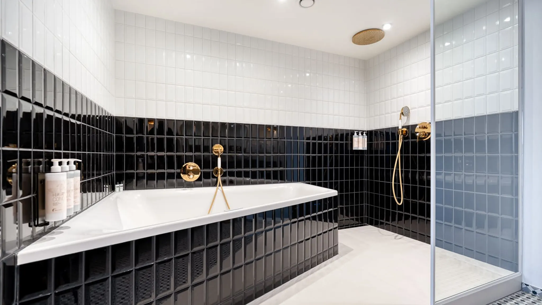 salle de bain avec bain à bulles dans la Suite Gatsby à Liège
