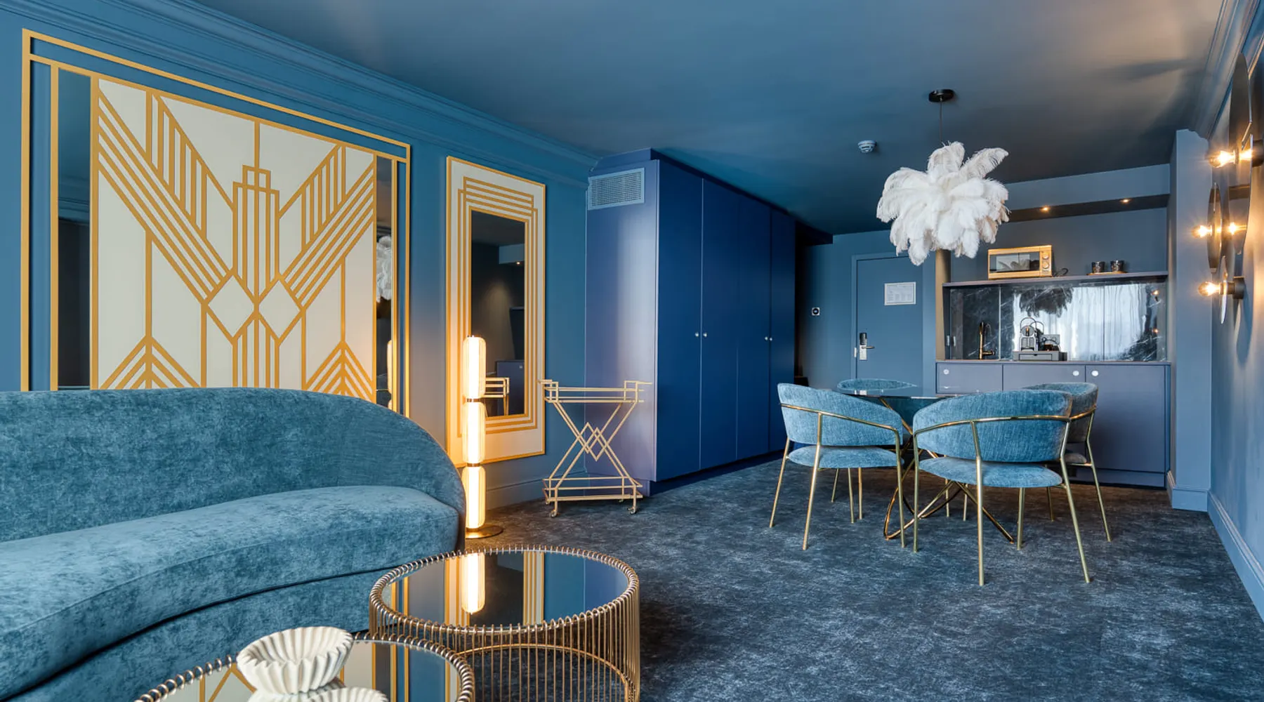 salon chic de la Suite Gatsby à l’hôtel Van der Valk Liège Congrès