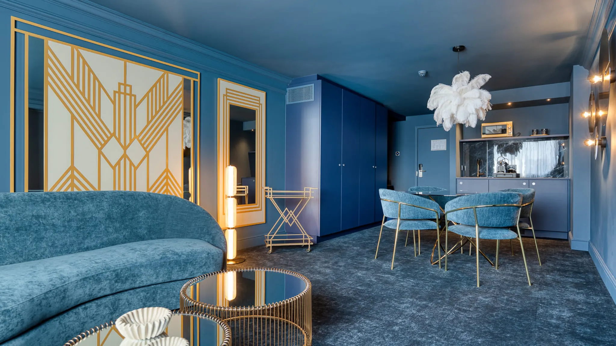 salon chic de la Suite Gatsby à l’hôtel Van der Valk Liège Congrès