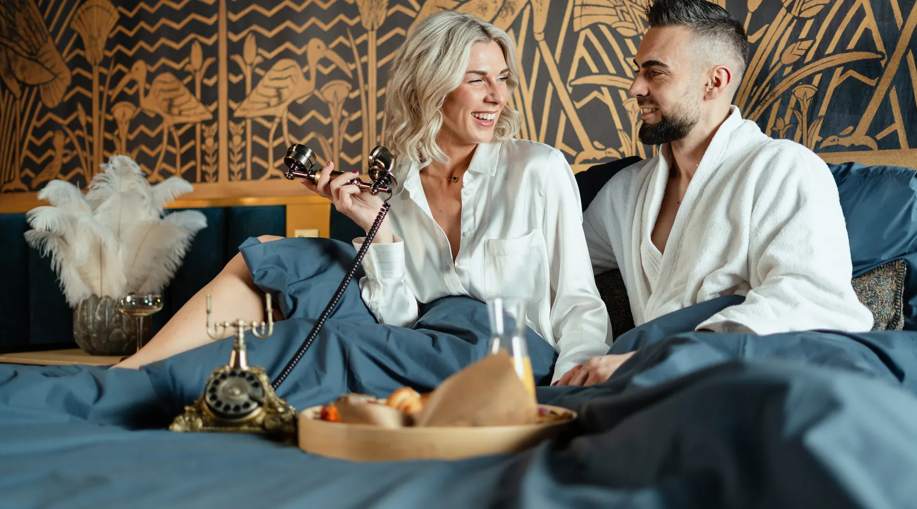 Couple profitant d’un séjour romantique dans la Suite Gatsby à Liège