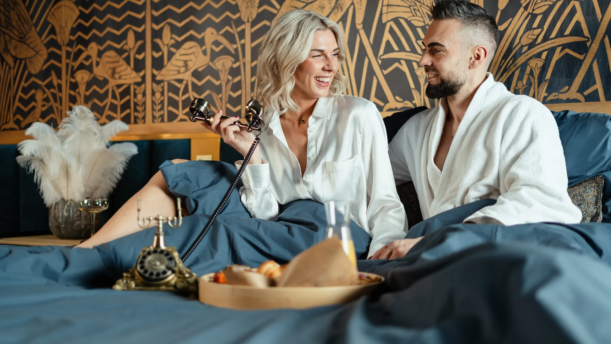 Couple profitant d’un séjour romantique dans la Suite Gatsby à Liège