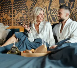 Couple profitant d’un séjour romantique dans la Suite Gatsby à Liège