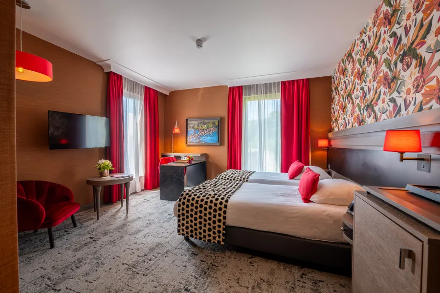 Chambre Twin moderne avec décoration élégante à l’Hôtel Van der Valk Sélys Liège