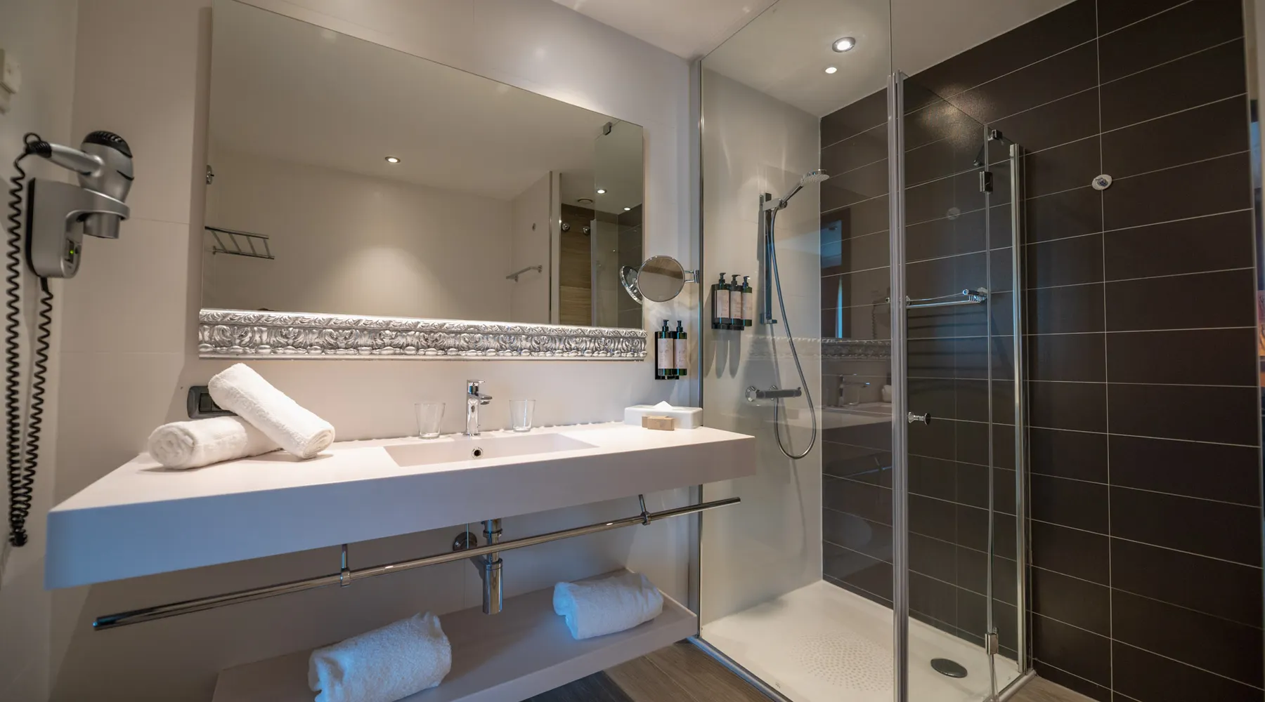 Salle de bain fonctionnelle et lumineuse de la chambre Classic Twin à Liège