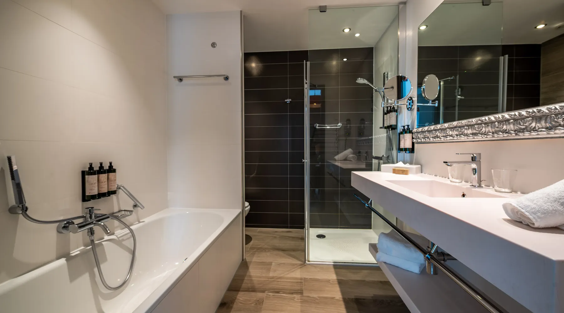 Salle de bain moderne de la Chambre Classic Twin à l’Hôtel Van der Valk Sélys Liège
