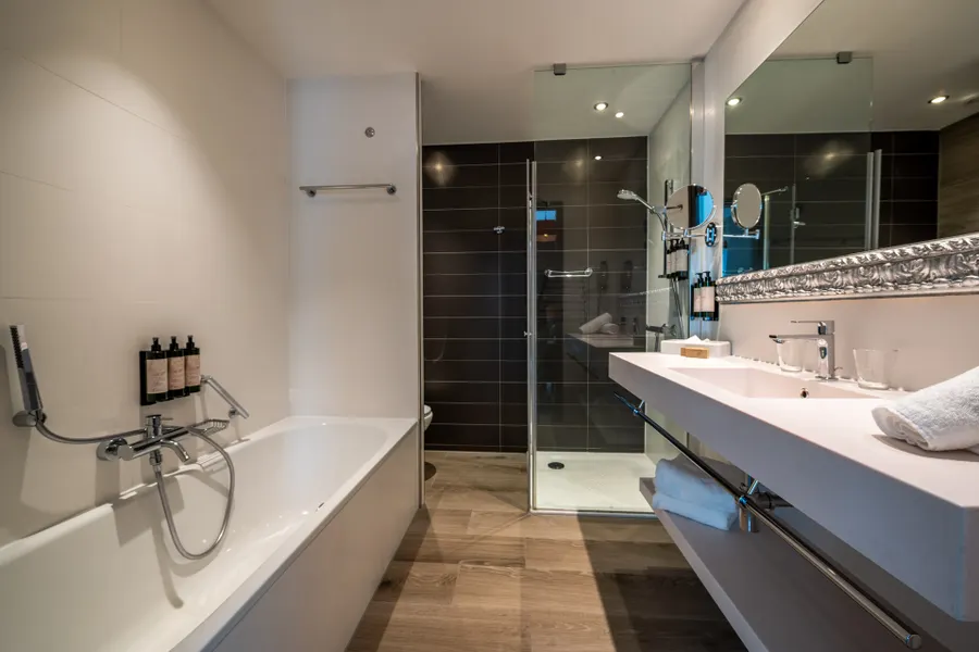 Salle de bain moderne de la Chambre Classic Twin à l’Hôtel Van der Valk Sélys Liège