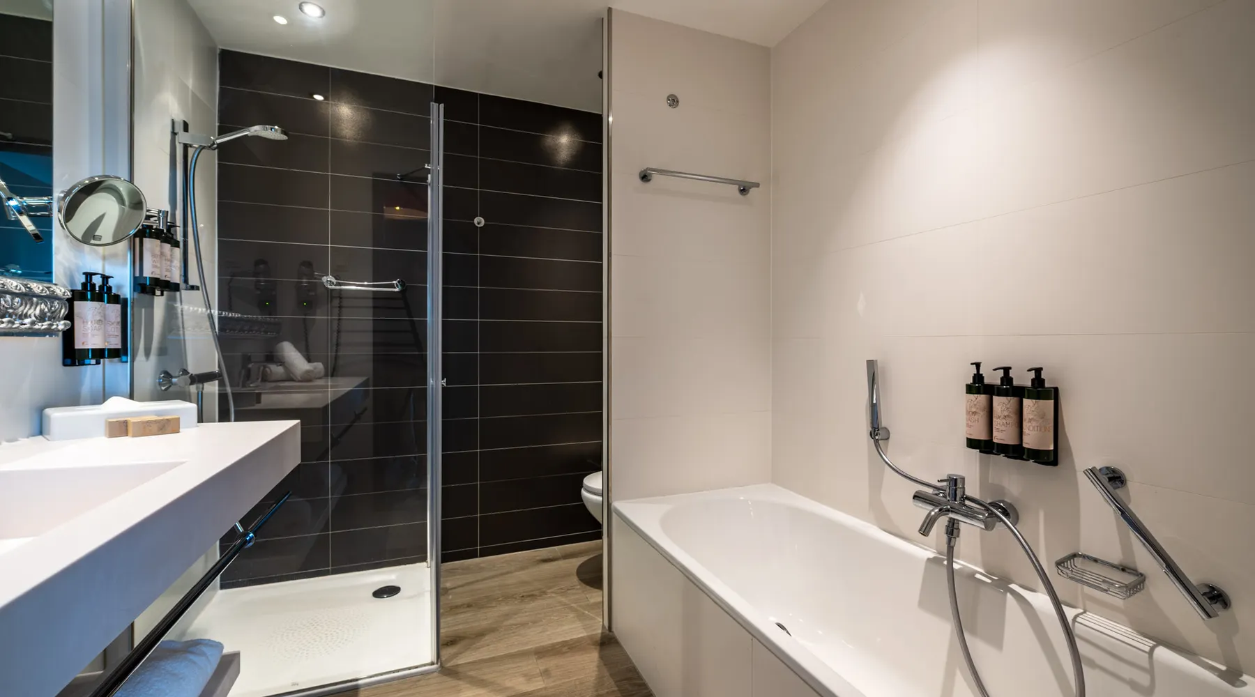 Salle de bain avec baignoire et douche de la chambre Classic King à Liège