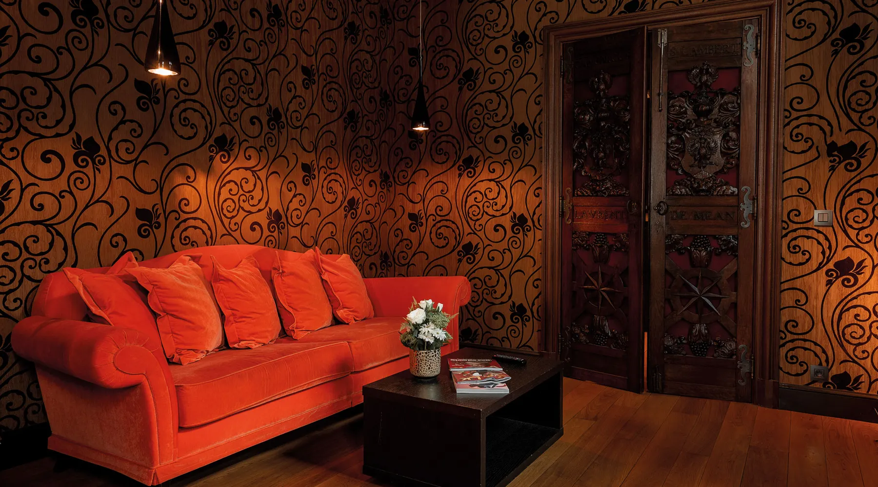 Salon élégant de la Suite Historique à l’hôtel Van der Valk Sélys Liège