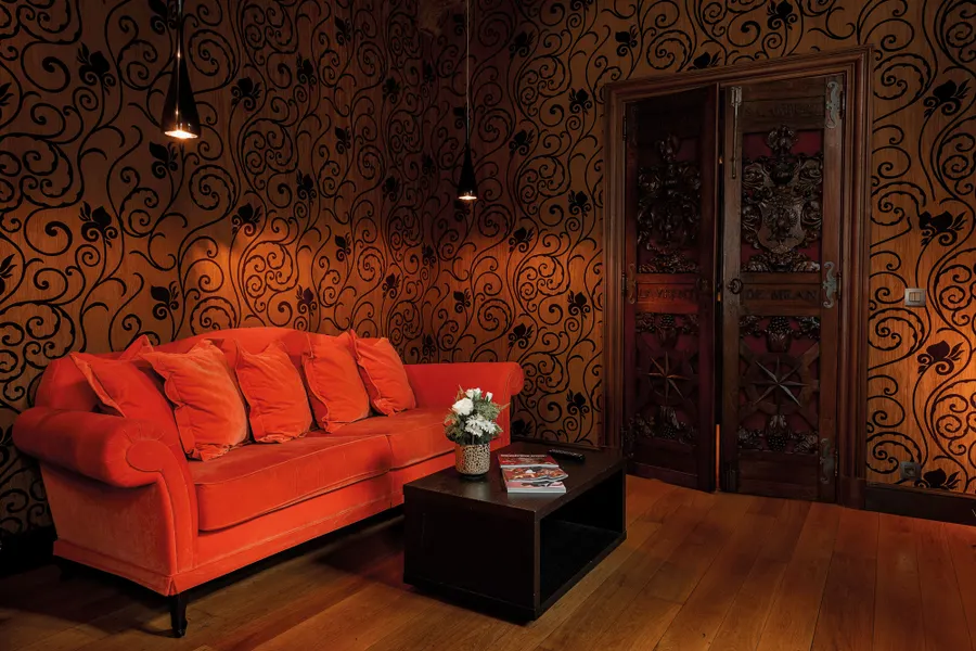 Salon élégant de la Suite Historique à l’hôtel Van der Valk Sélys Liège