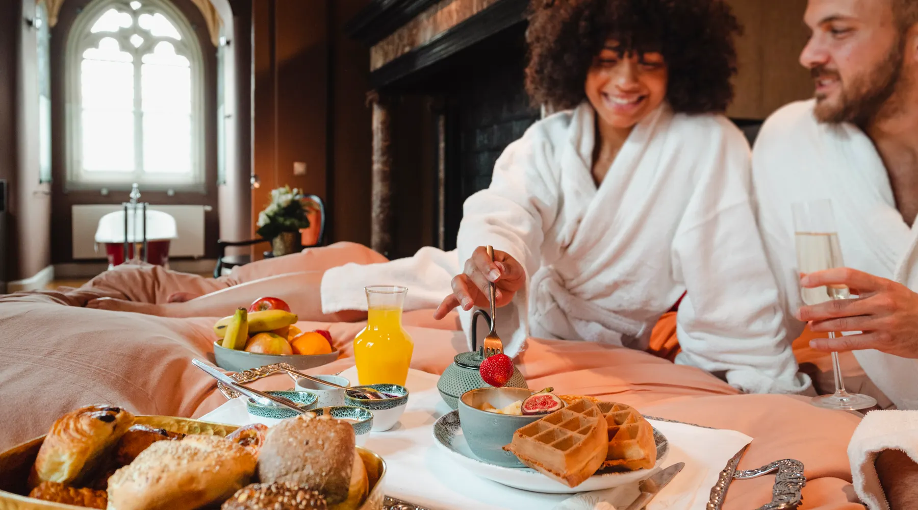 Couple profitant d’un séjour romantique dans la Suite Historique à Liège
