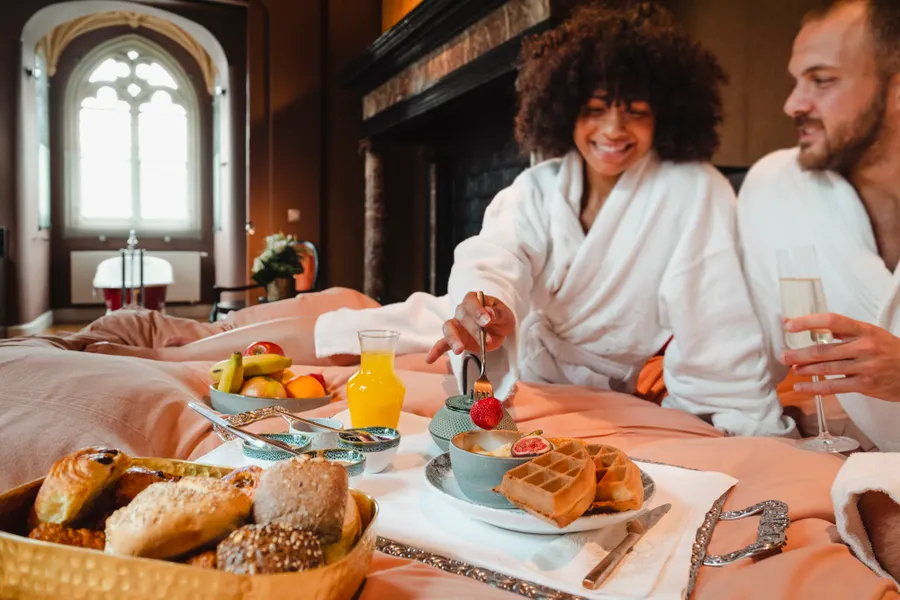Couple profitant d’un séjour romantique dans la Suite Historique à Liège
