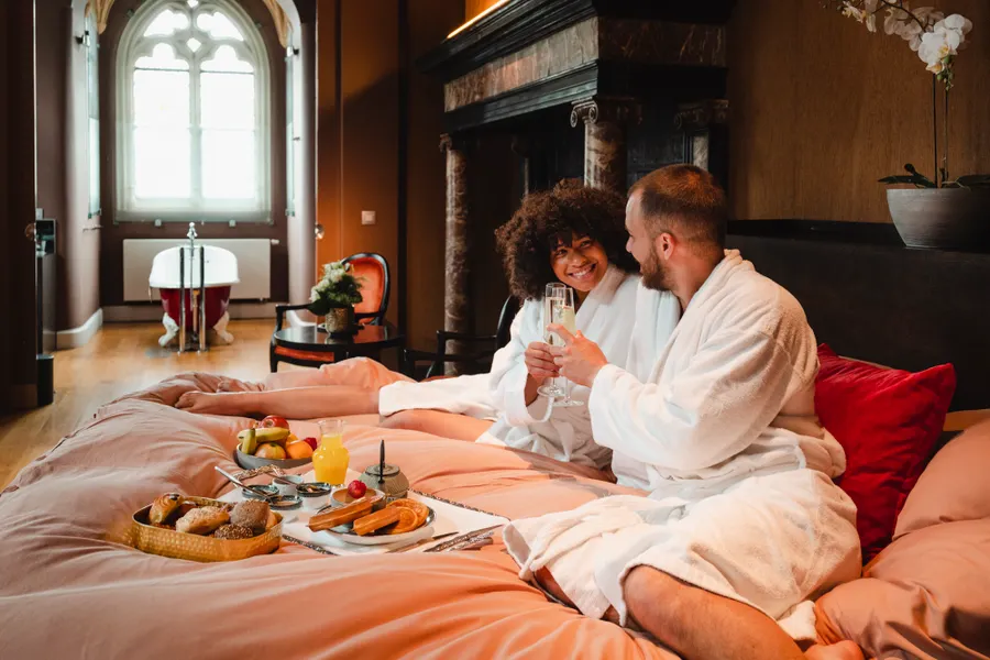 Couple dans une atmosphère romantique de la Suite Historique à Liège