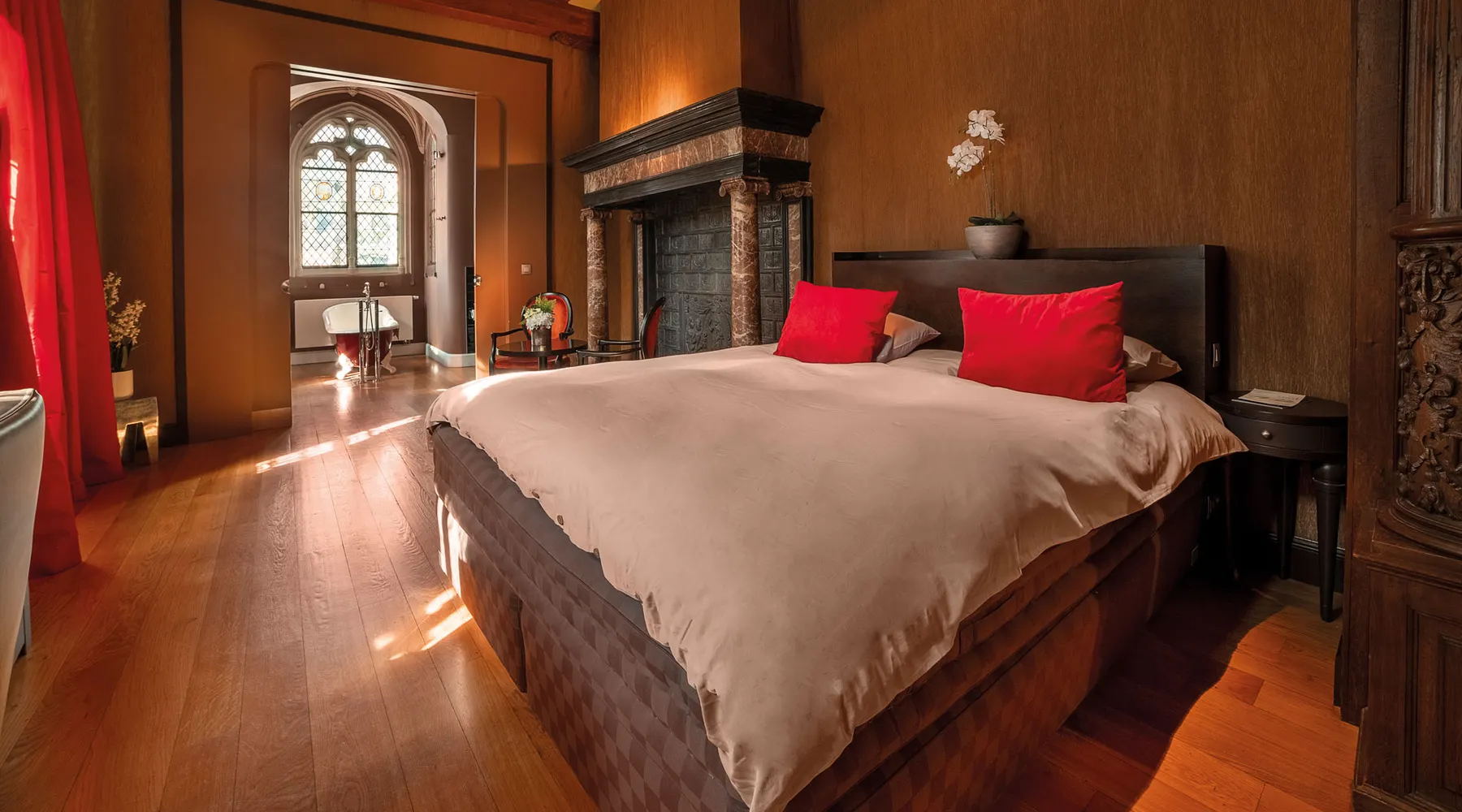 Lit king-size de la Suite Historique au Van der Valk Sélys Liège