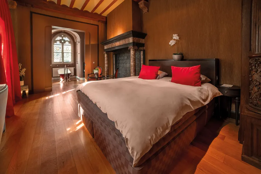 Lit king-size de la Suite Historique au Van der Valk Sélys Liège
