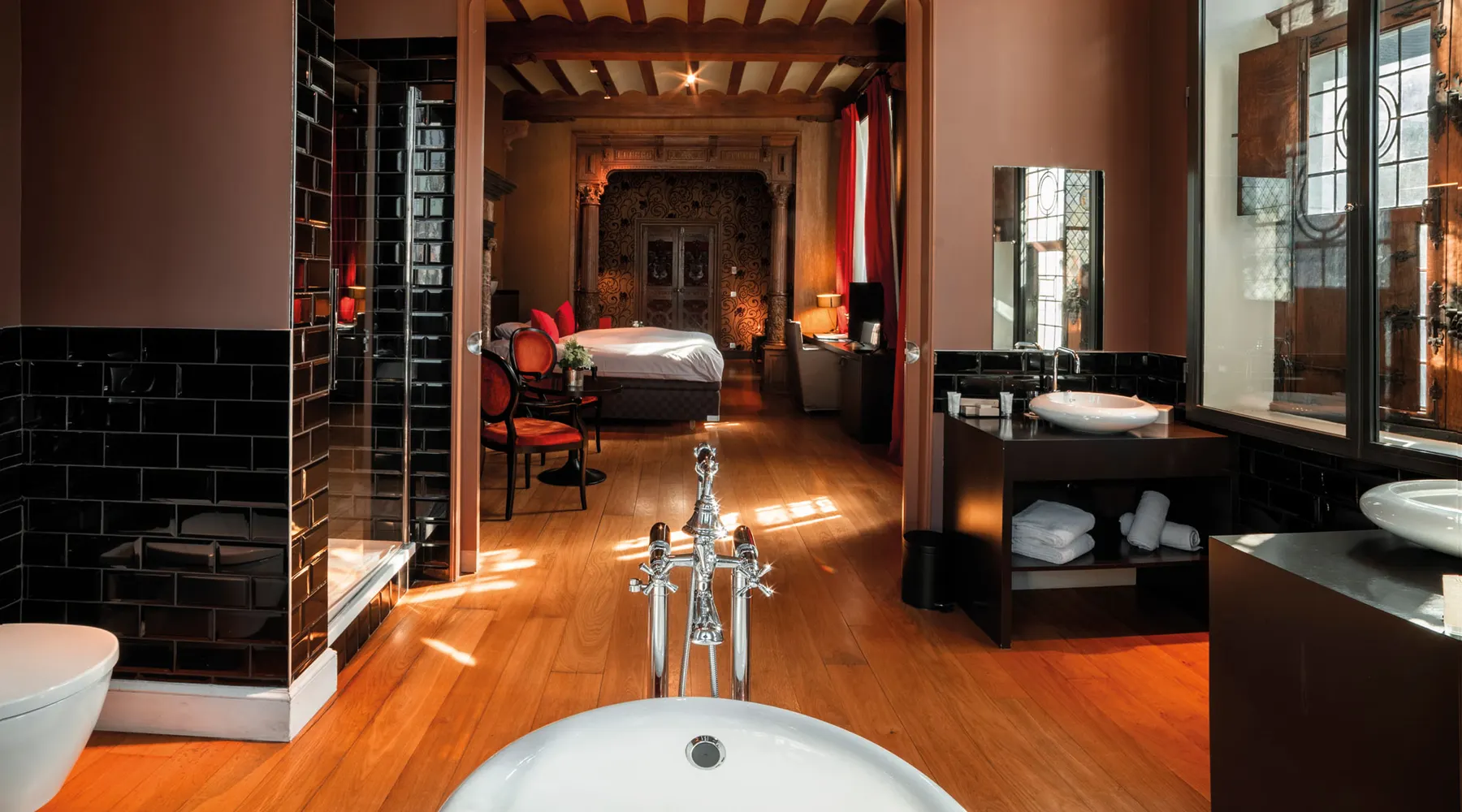 Salle de bain ouverte sur la chambre dans la Suite Historique à Liège