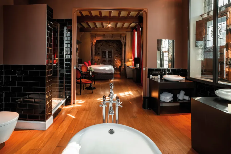 Salle de bain ouverte sur la chambre dans la Suite Historique à Liège