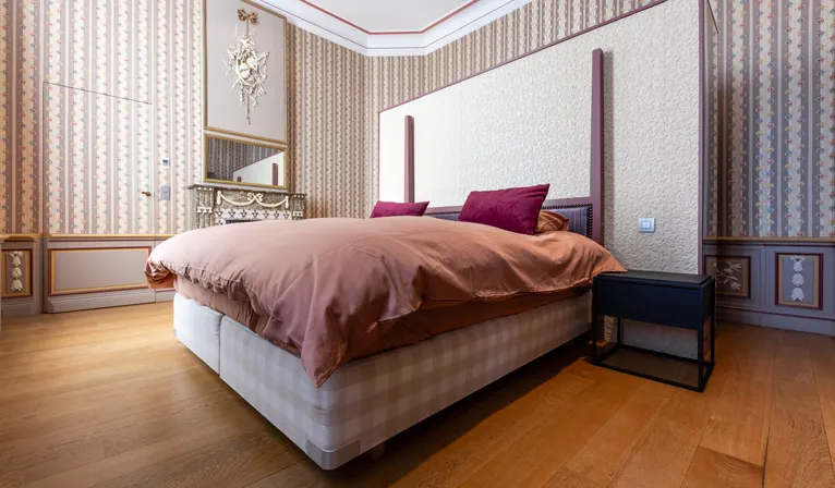 Chambre élégante de la Suite Royale au Van der Valk Hotel Sélys Liège