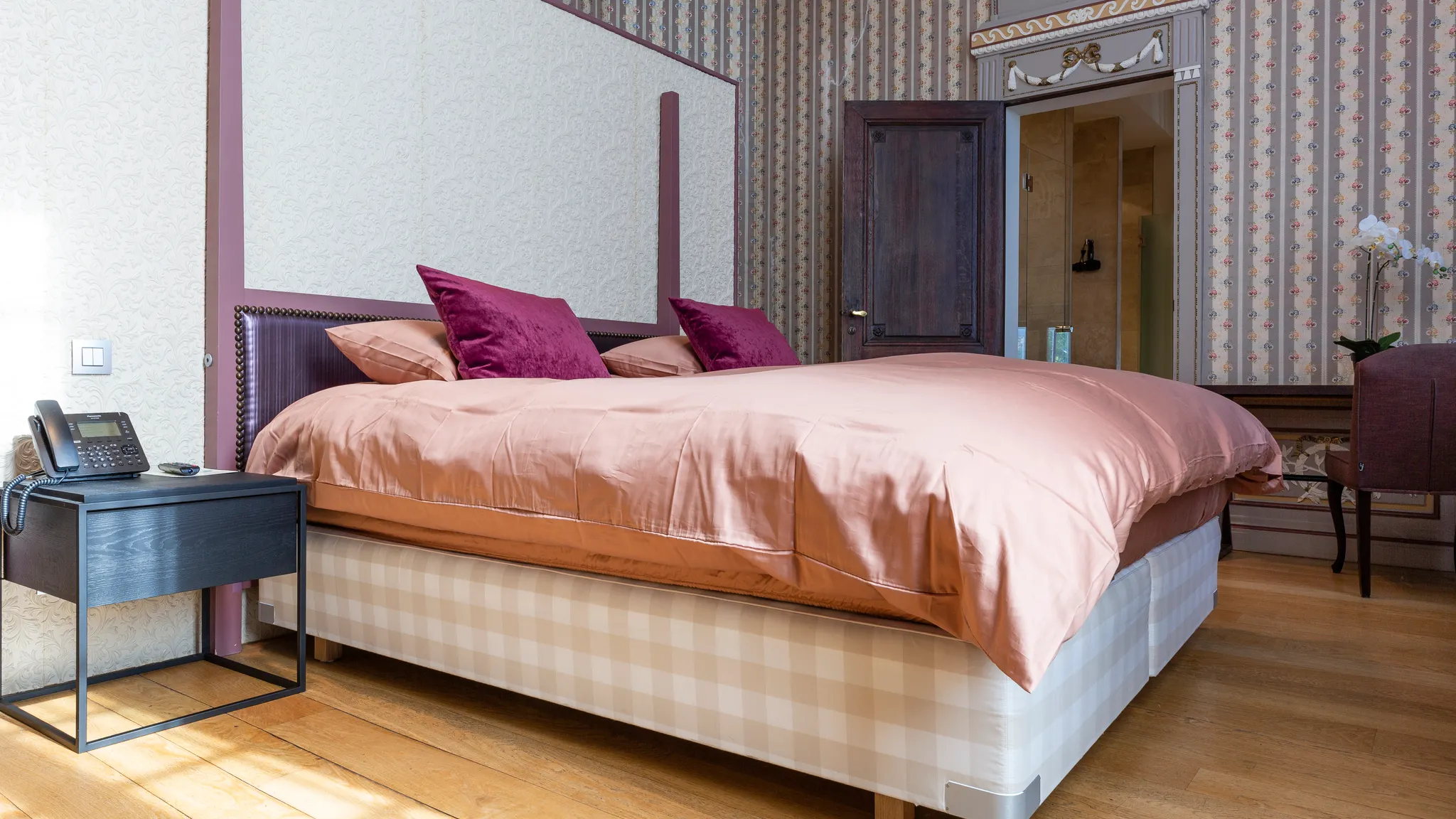 Chambre élégante de la Suite Royale au Van der Valk Hotel Sélys Liège