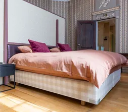 Chambre élégante de la Suite Royale au Van der Valk Hotel Sélys Liège