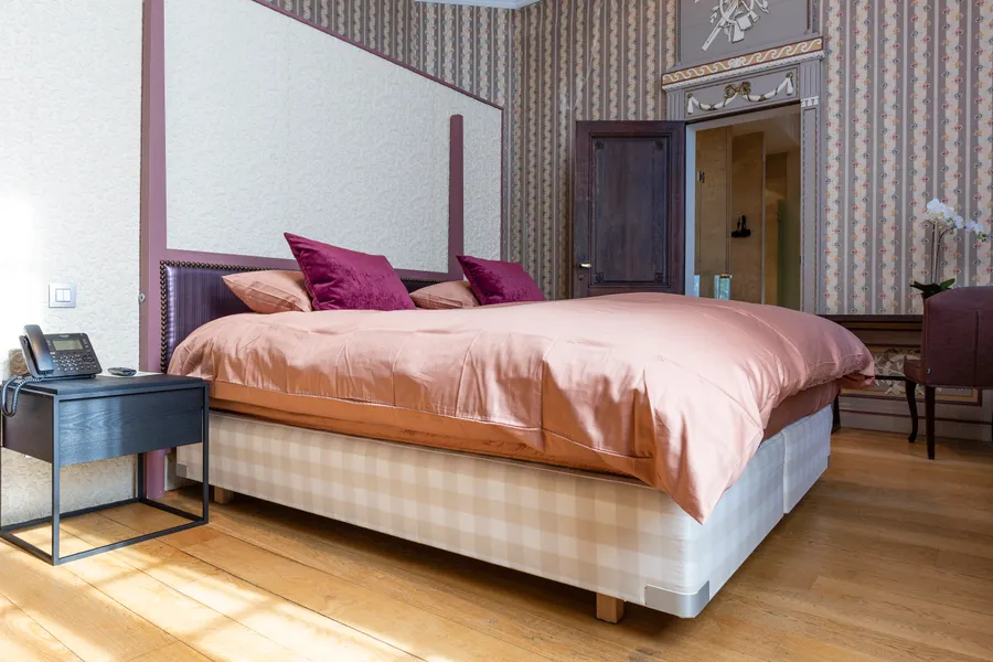 Chambre élégante de la Suite Royale au Van der Valk Hotel Sélys Liège