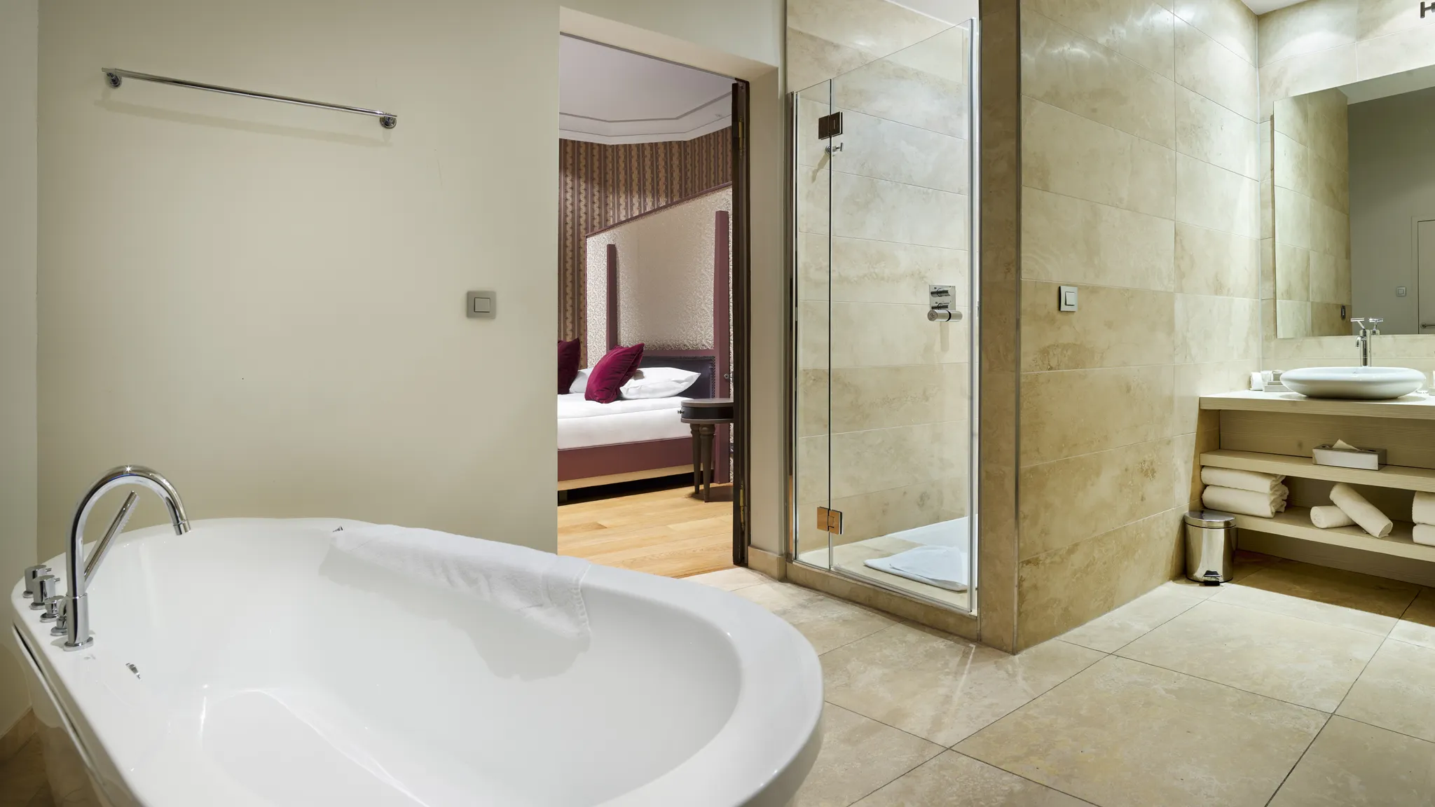 Salle de bain luxueuse de la Suite Royale au Van der Valk Hotel Sélys Liège