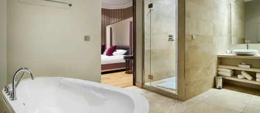Salle de bain luxueuse de la Suite Royale au Van der Valk Hotel Sélys Liège