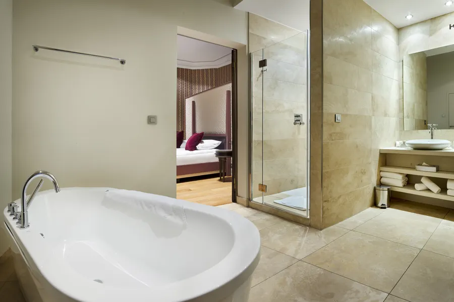 Salle de bain luxueuse de la Suite Royale au Van der Valk Hotel Sélys Liège