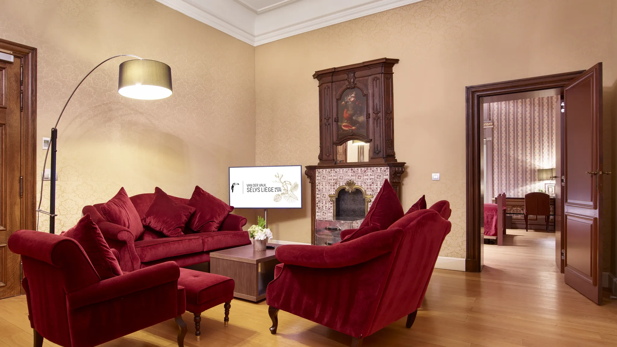 Salon élégant et lumineux de la Suite Royale à Liège