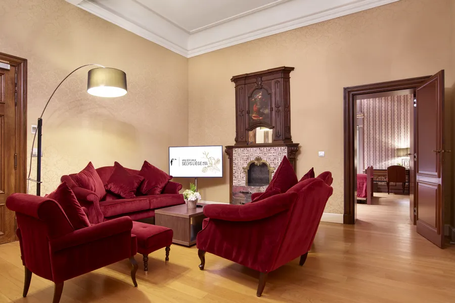 Salon élégant et lumineux de la Suite Royale à Liège