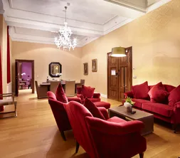 Salon spacieux de la Suite Royale à l’hôtel Sélys Liège